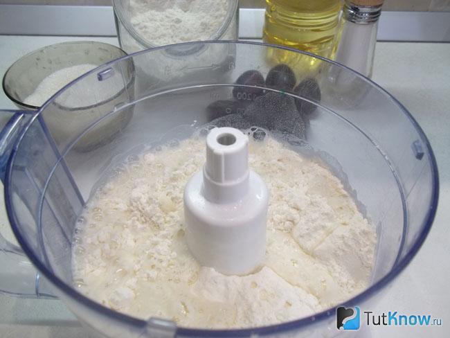 В кухонный комбайн налита вода и насыпана мука
