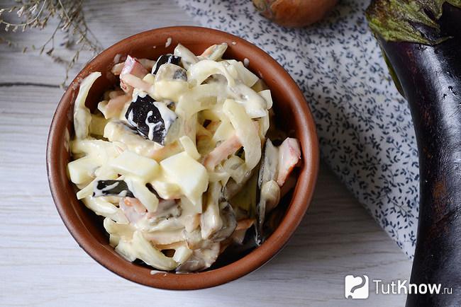 Салат из баклажанов с яйцом и луком подан к столу