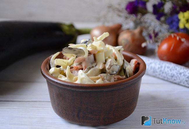 Салат из баклажанов с яйцом и луком в мисочке
