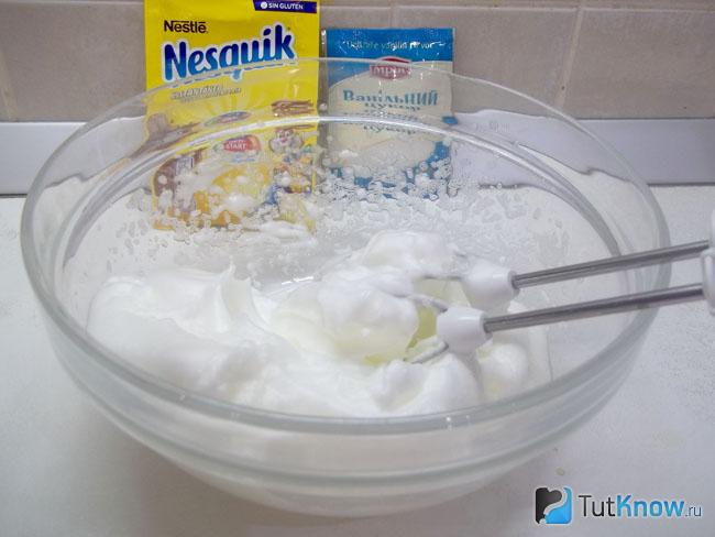 Яичные белки с сахаром взбиты миксером до белых пиков