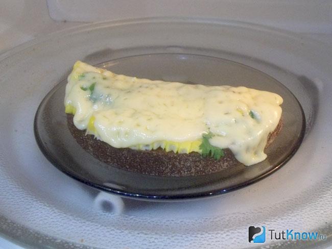 Горячий бутерброд с кукурузой и сыром приготовлен в микроволновке