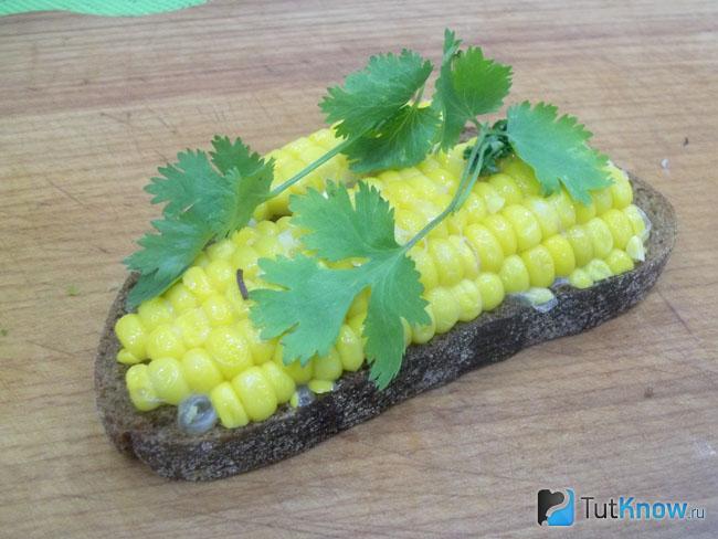 На кукурузу выложена зелень