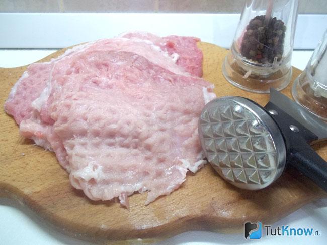 Мясо отбито кухонным молоточком
