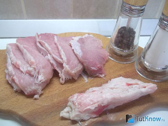 Мясо нарезано кусочками