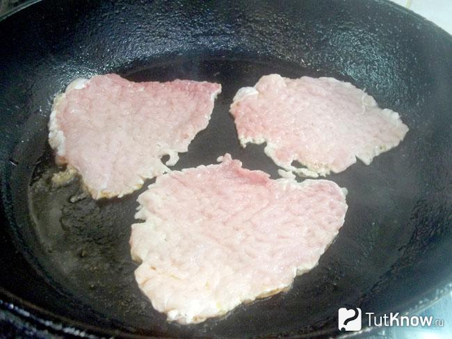 Мясо жарится в сковороде