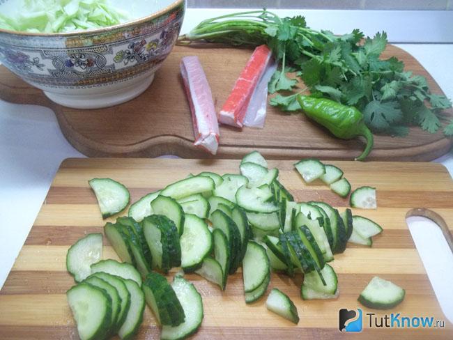 Огурцы нарезаны полукольцами