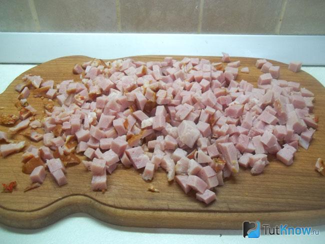 Ветчина нарезана кубиками