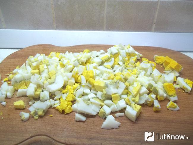Отварные яйца очищены и нарезаны кубиками