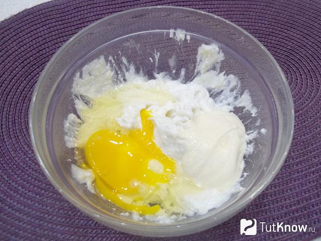 В творожную массу добавлено яйцо