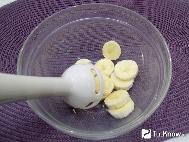 Банан нарезан кусочками и сложен в миску