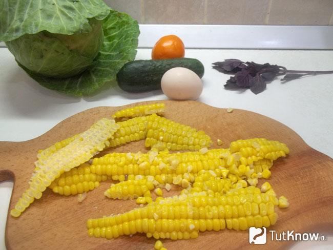 Кукуруза отварена и зерна срезаны с кочана