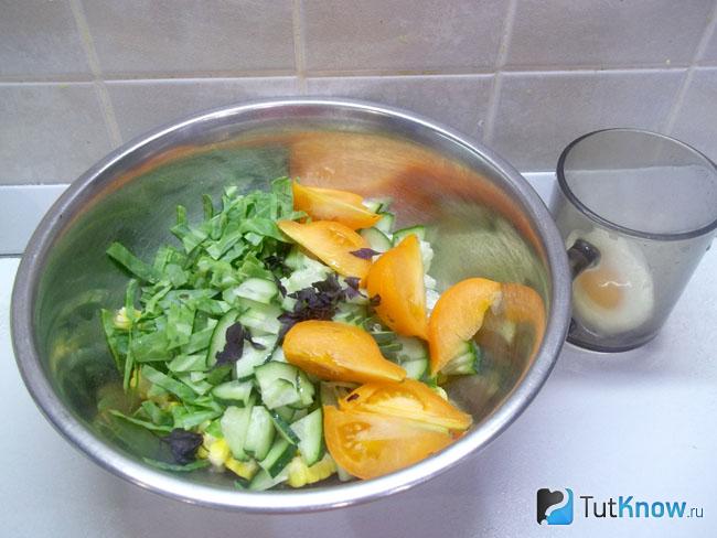 Продукты сложены в миску