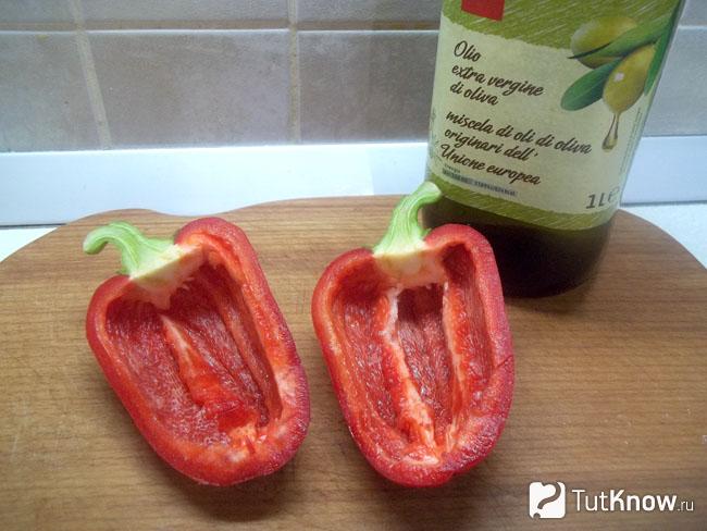 Перец разрезан пополам и удалена сердцевина