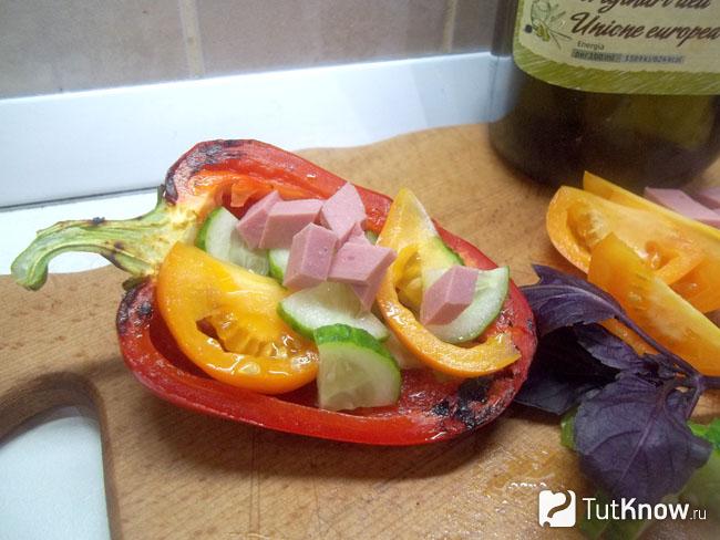 Готовый салат с колбасой и помидорами в перце