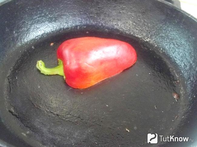 Половинки перцев жарятся в сковороде