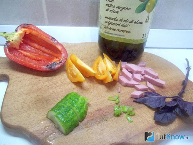 Помидоры, огурцы, колбаса и зелень измельчены