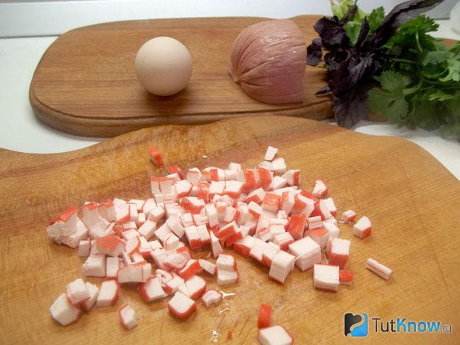 Крабовые палочки нарезаны кубиками