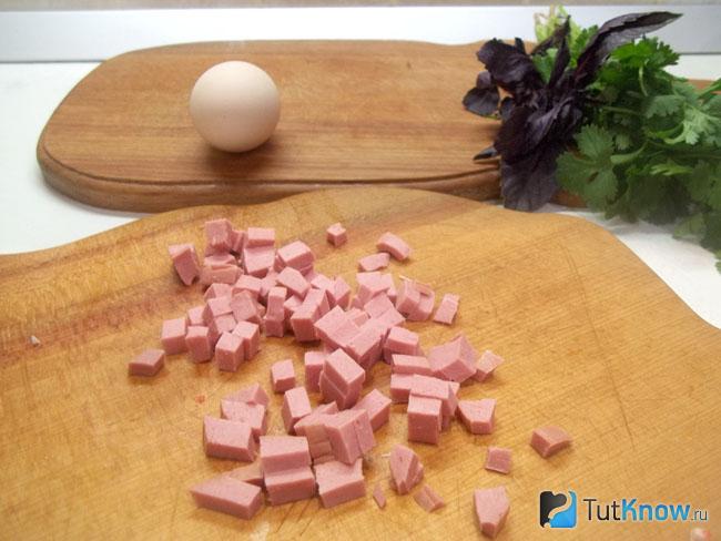Колбаса нарезана кубиками