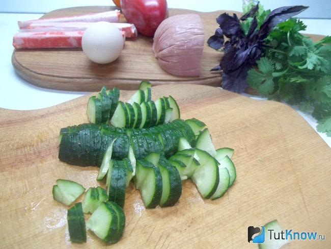 Огурцы нарезаны полукольцами