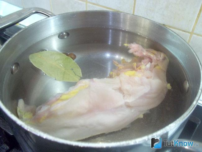 Курица варится