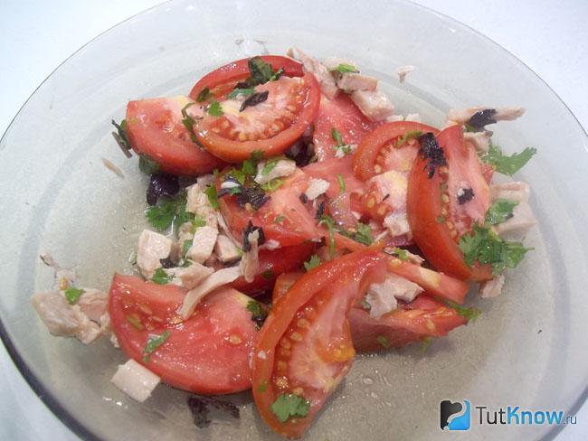 Готовый салат с курицей, помидорами и зеленью