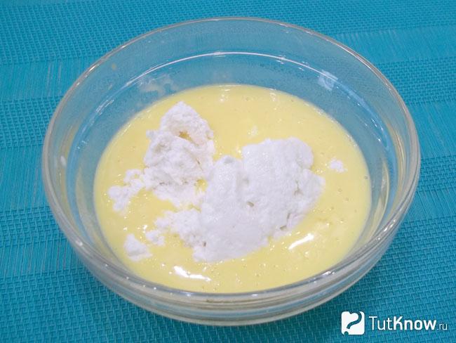 Продукты перемешаны и добавлен творог