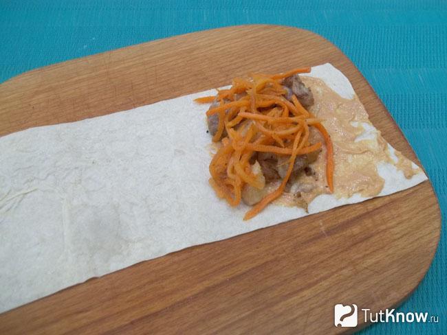 На мясо выложена корейская морковь
