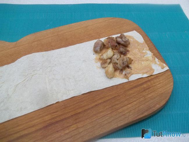 На соус выложено жареное мясо