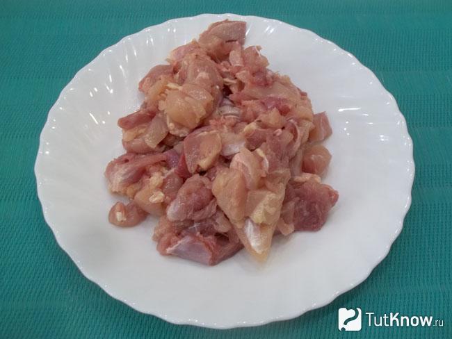Куриное мясо нарезано кусочками
