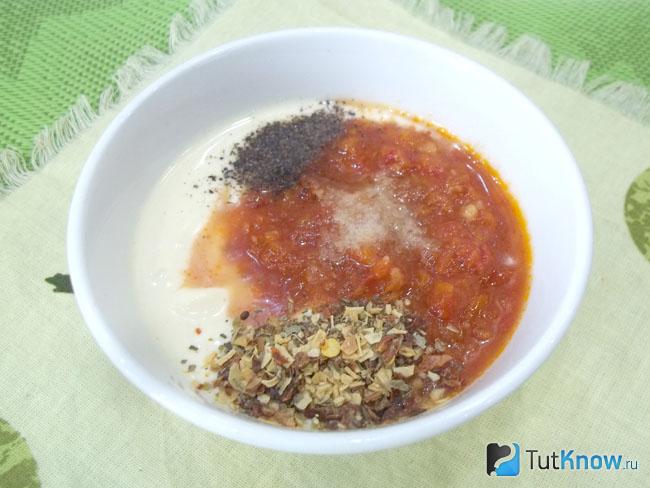 Соединены продукты для соуса