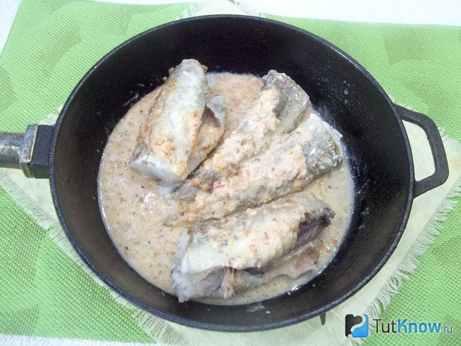 Минтай залит соусом