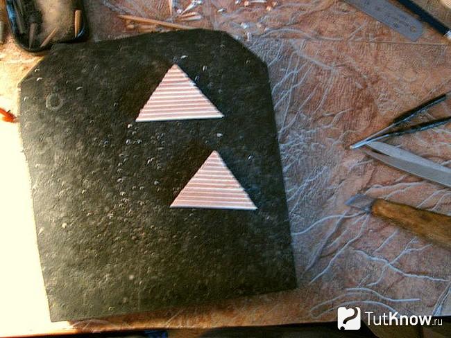 Треугольники обклеены деревянными элементами
