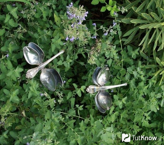 Металлические бабочки на кусте