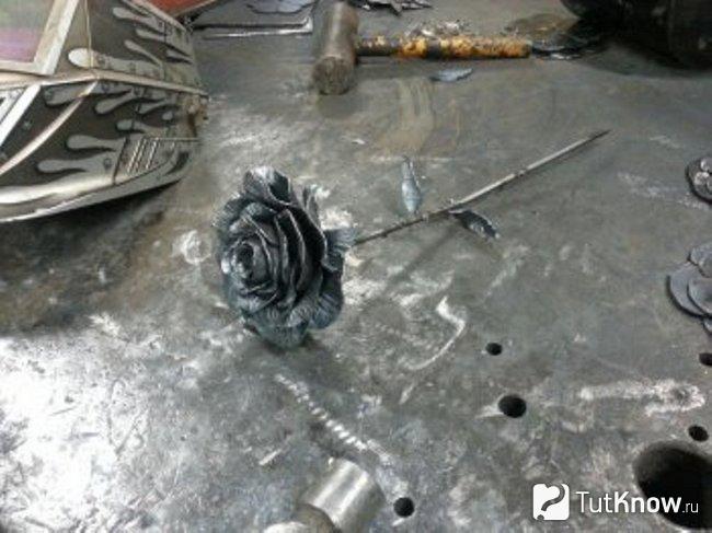 Металлическая роза со стеблем