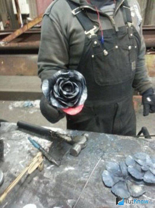 Загнутые металлические лепестки розы