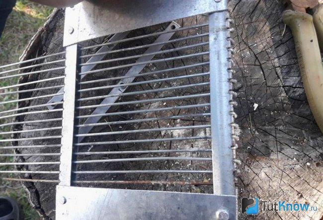 Спицы вставляются в основу комбайна для сбора ягод