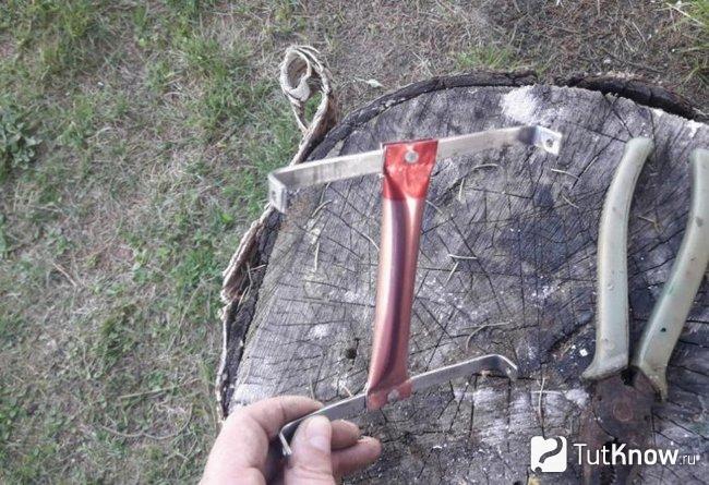 Два металлических элемента соединены ручкой