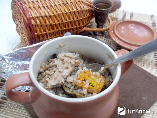 Готовые горшочки с мясом, гречкой и кабачками в томатном соусе