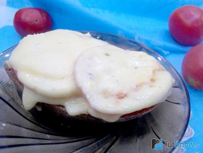 Готовые горячие бутерброды с помидором и сыром