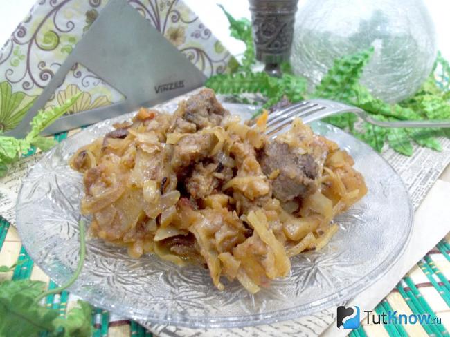 Готовая тушеная свинина, с картофелем и капустой в томате