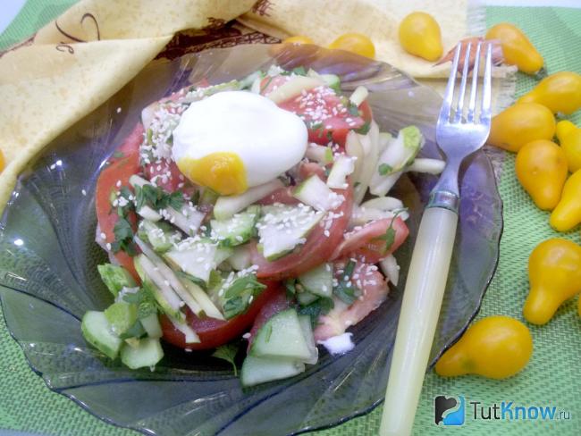 Готовый овощной салат с грушами и яйцом-пашот