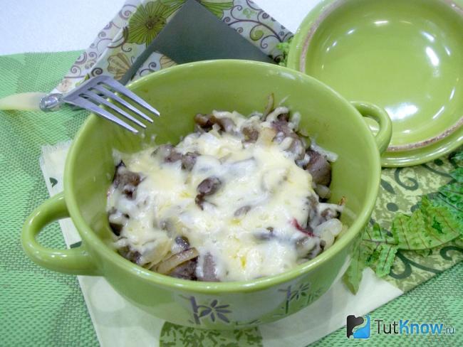 Готовые запеченные пельмени с грибами и луком в горшочках