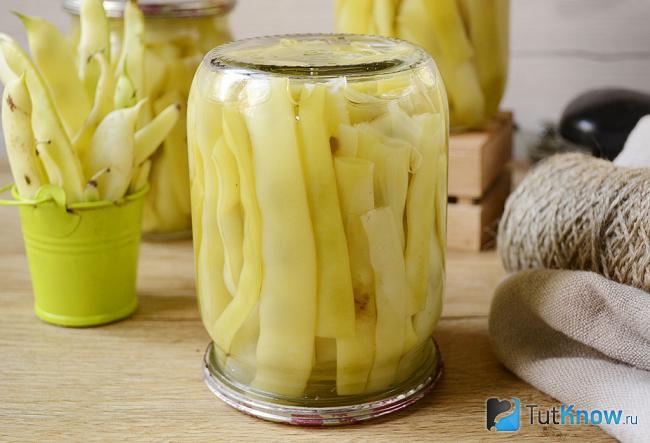 Перевёрнутая банка со стручковой маринованной фасолью