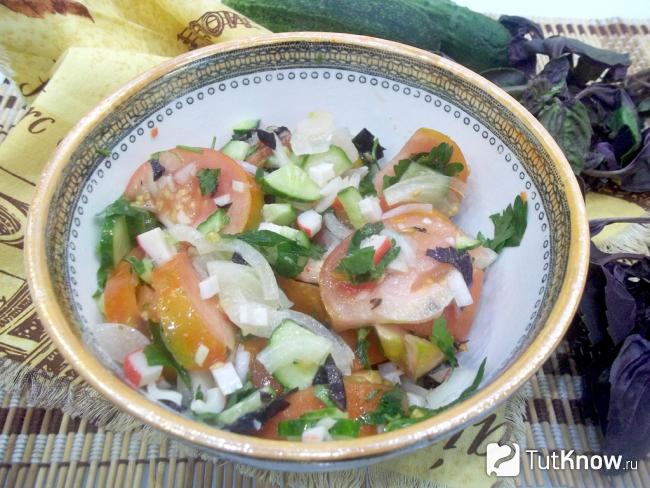 Готовый салат овощной с зеленью и крабовыми палочками