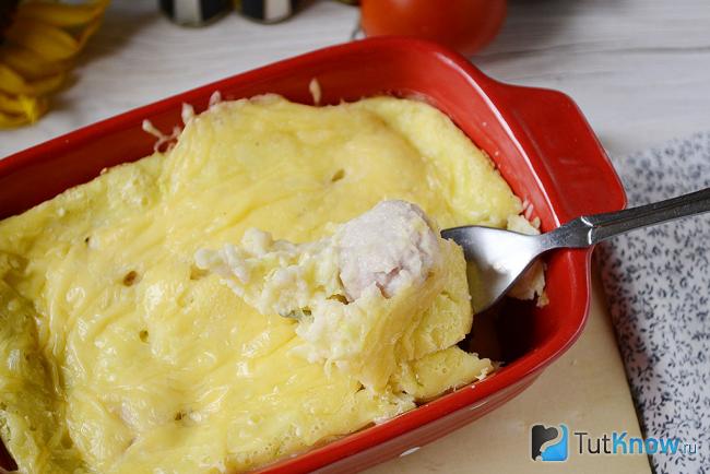 Пирог с кабачками и фрикадельками крупным планом