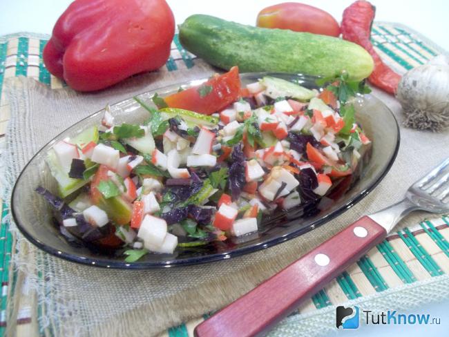 Готовый салат с помидорами, огурцами и крабовыми палочками