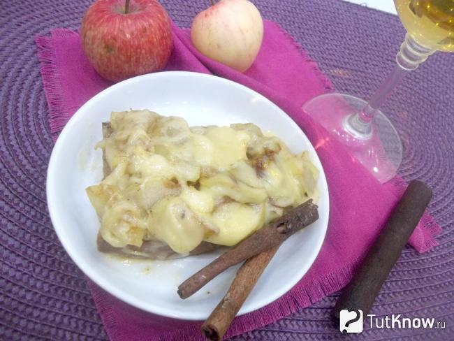 Готовый сладкий тост с карамелизированными яблоками и сыром