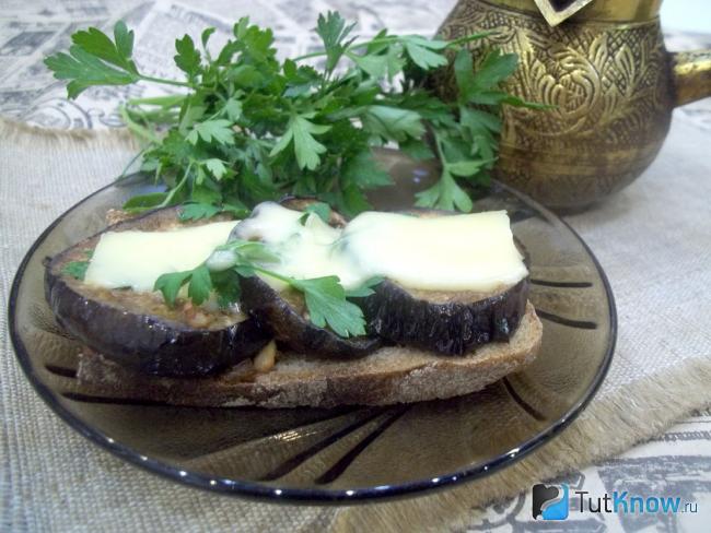 Готовые тосты с баклажанами, сыром и зеленью