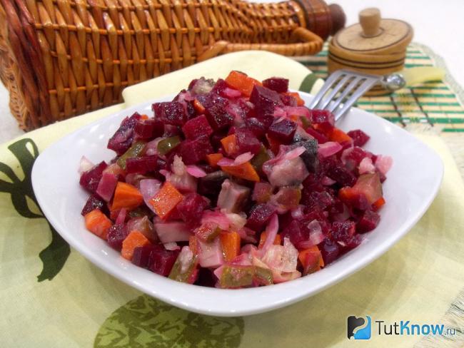Готовый овощной салат с маринованными грибами