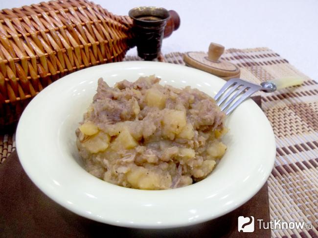 Готовая картофельная каша со свининой